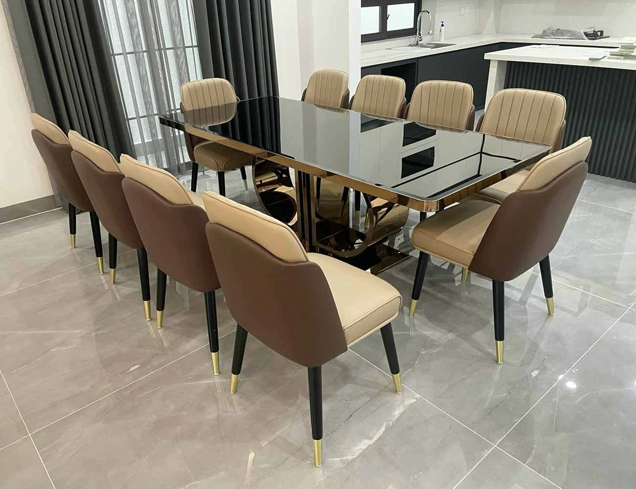 Bàn ăn kính đen khung inox mạ vàng